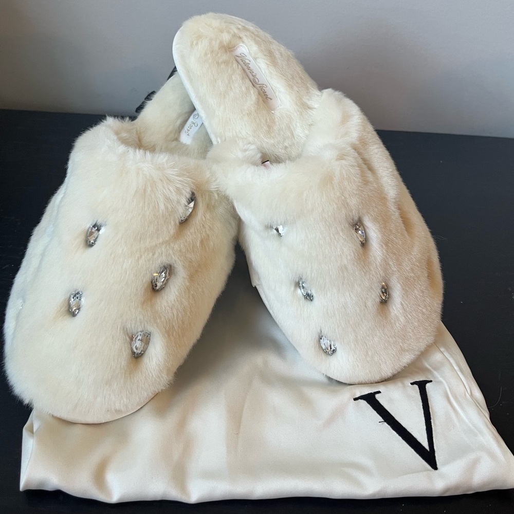 Victoria’s Secret Off White Fur Slipper with Gem